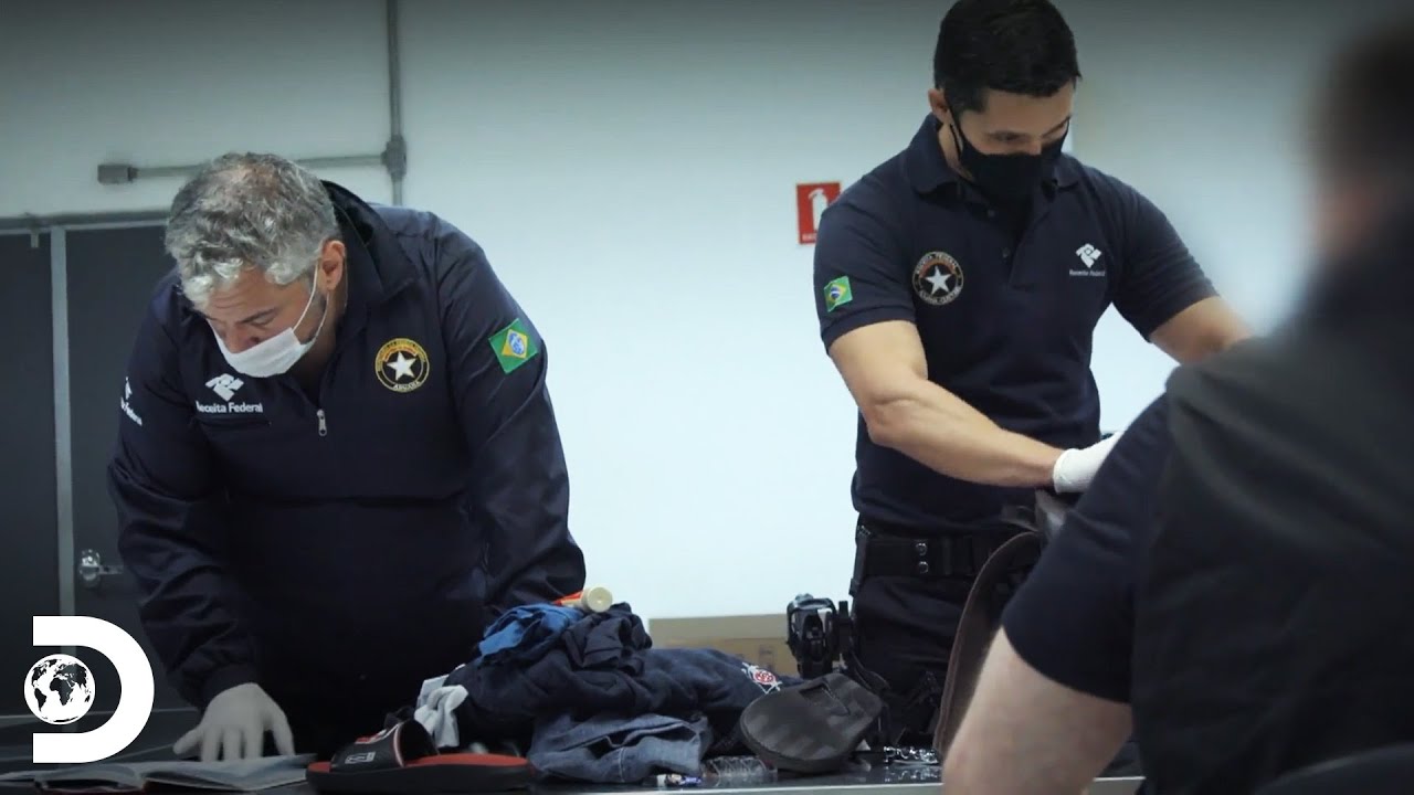 Alfândega acha pacote em fundo falso de mochila | Aeroporto – Área Restrita | Discovery Brasil