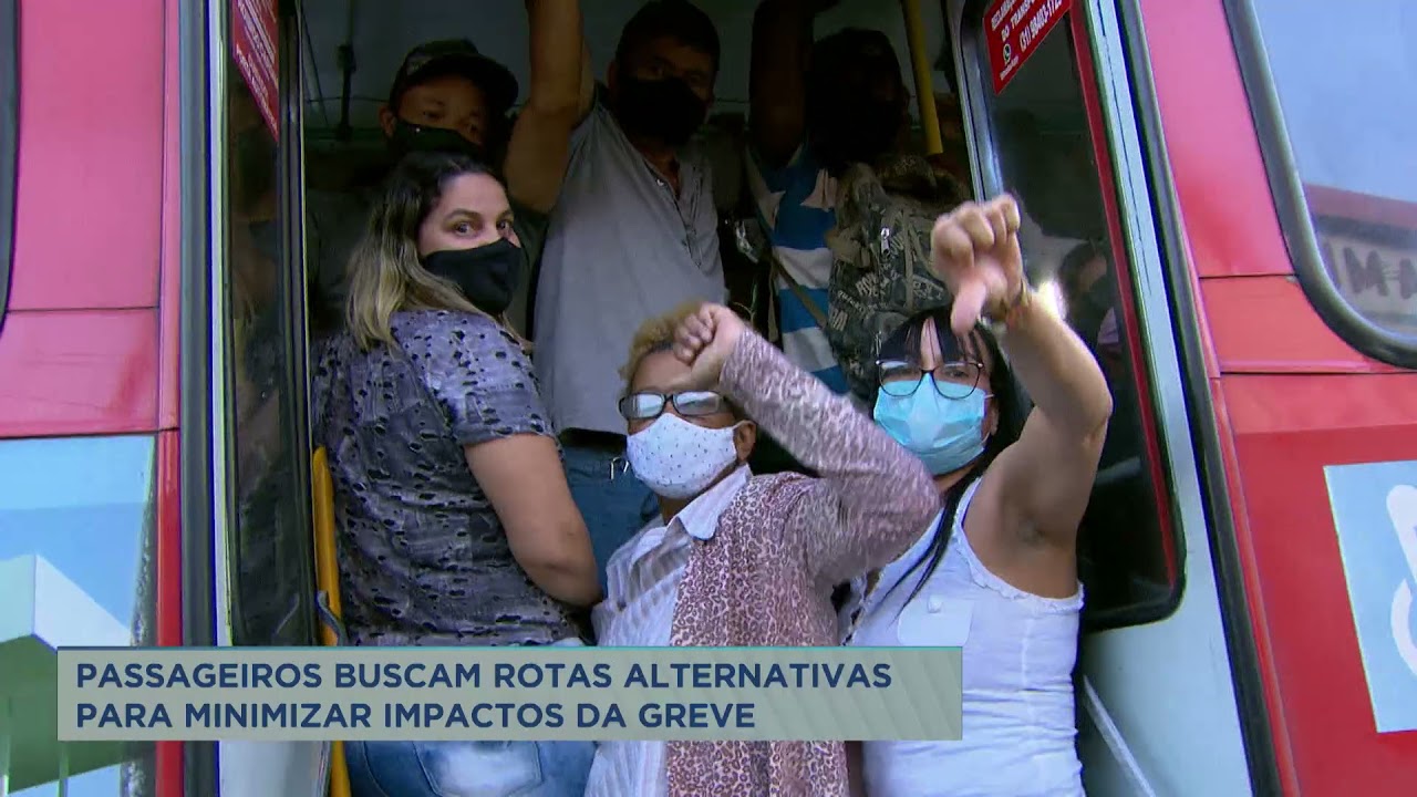 Passageiros de BH enfrentam longas filas e ônibus lotados