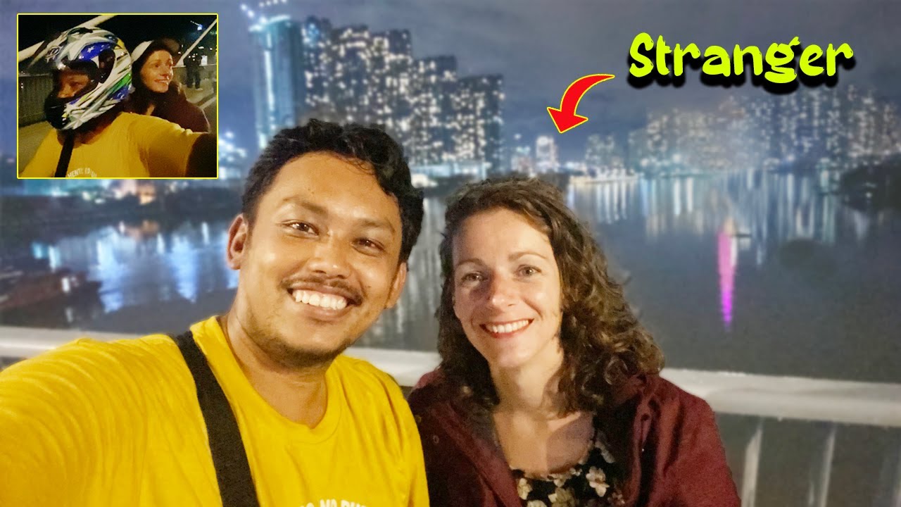 I went on a short trip with a Stranger Girl at night in Vietnam and went to a Jewellery shop
