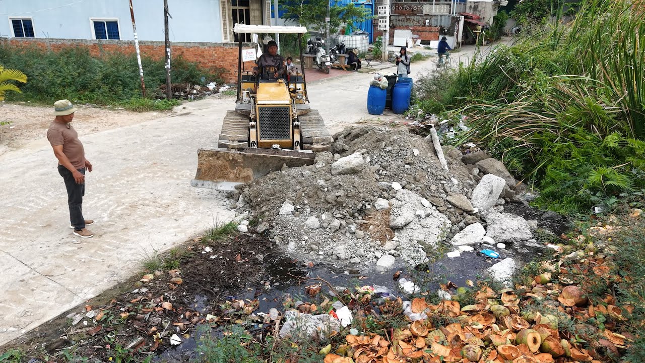 Oh Start New Landfill Project Good Job By KOMATSU Bulldozer Filling Flood Garbage Land With Trucks5t