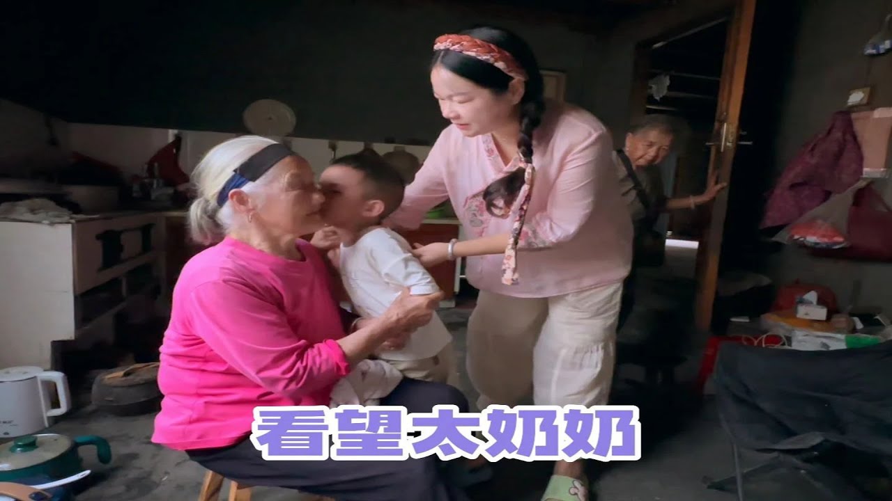酸豆角根本不够卖，这不到隔壁村里来收购豆角自己腌制，秋子还调侃丫头哥说他是公认的国民姐夫，回村后带七宝去看望村里的一个太奶奶