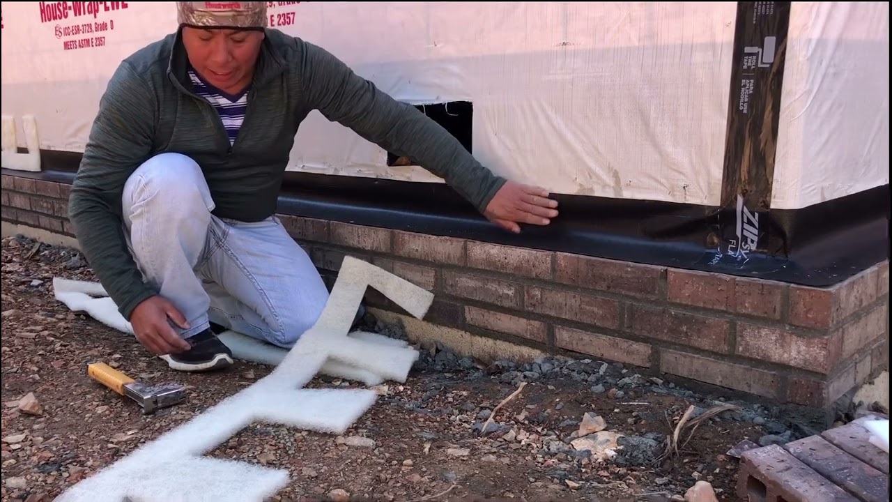 Instalación de flashing mortar net y weeps en una pared de ladrillo