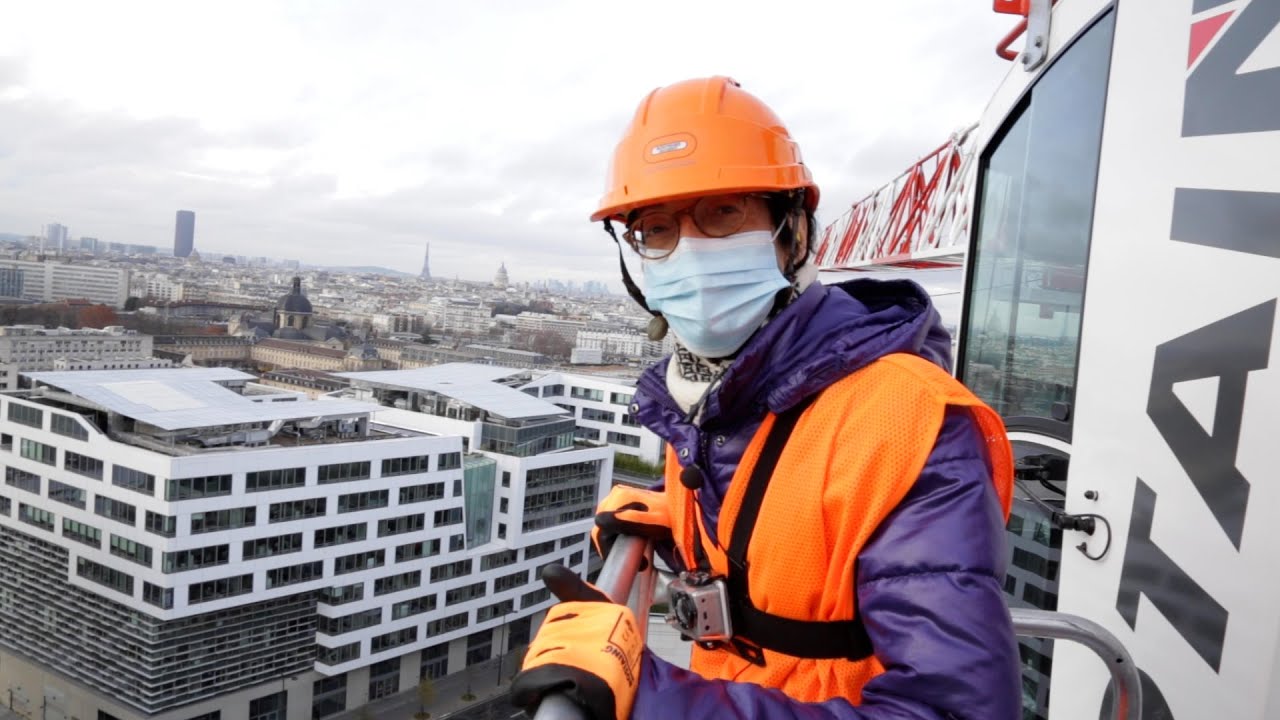 Anne monte sur une grue de chantier l Rêves de Seniors