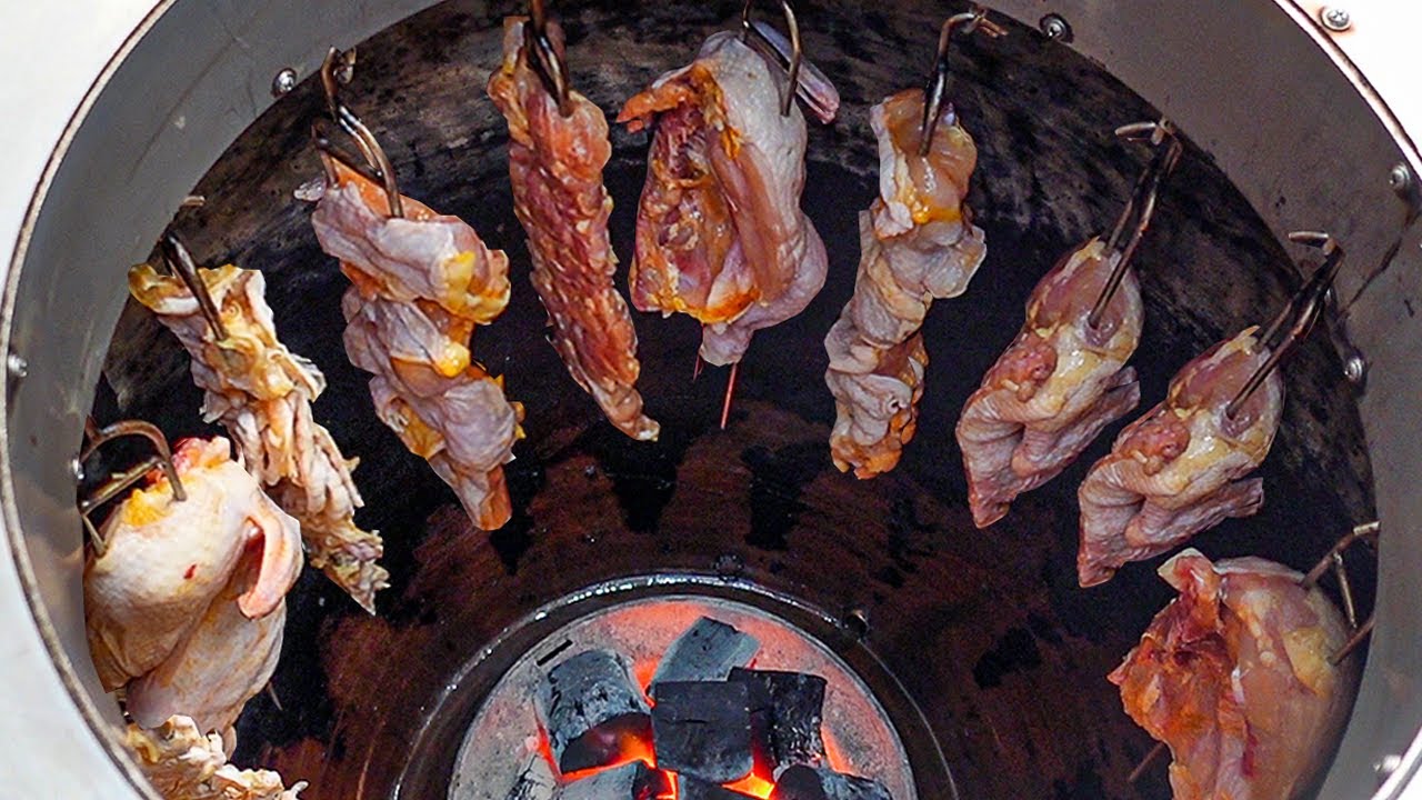 Уличная еда в Корее - популярные корейские цыплята, приготовленные на гриле в глиняной посуде