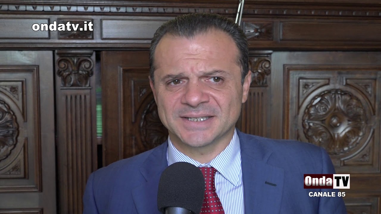 De Luca contro gli Agenti della polizia municipale senza patente di servizio a Messina
