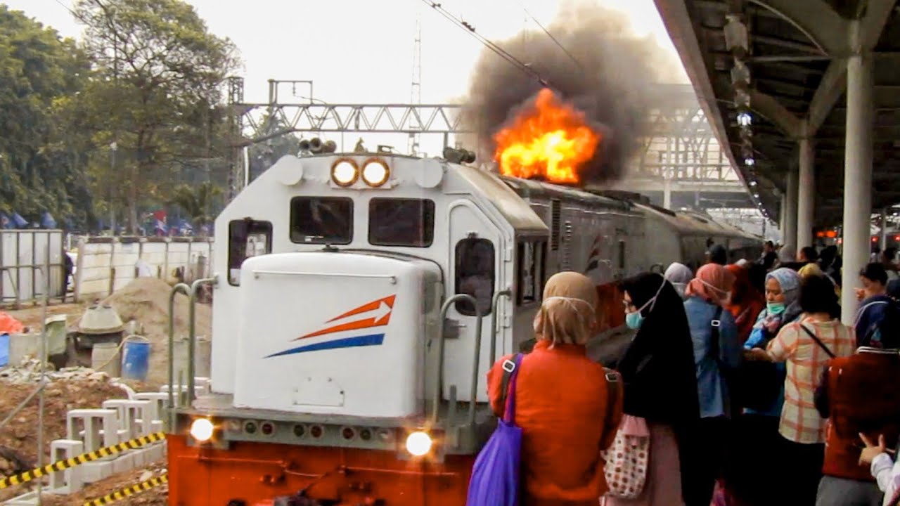 NYARIS KENA KABEL LAA!! Lokomotif CC 201-78 KOBONG API bikin Takut penumpang KRL