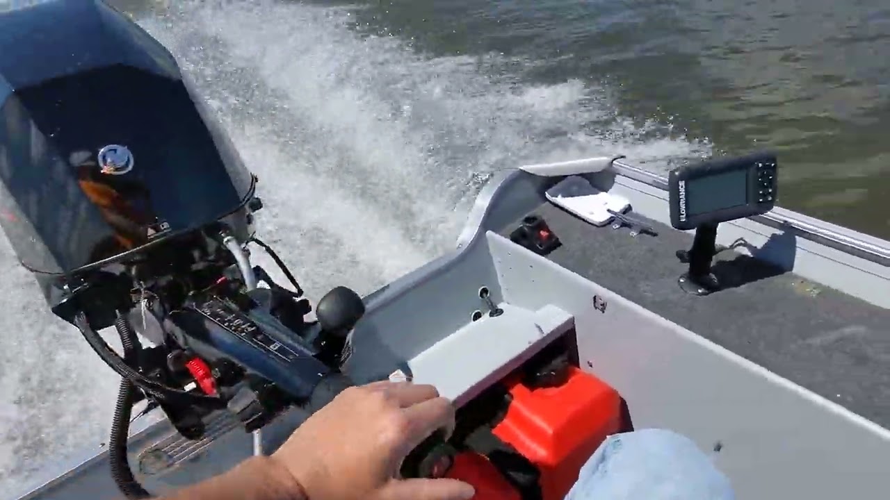 Двигатель Mercury 25 л.с. ELHPT 2023 года выпуска на 16-футовой лодке.