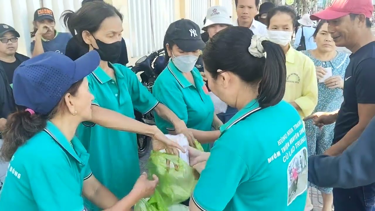 Tập 140 hai chị em ở Na Uy ủng hộ bệnh viện phục hoài chức năng ngần 160 hộp bún thịt nướng 