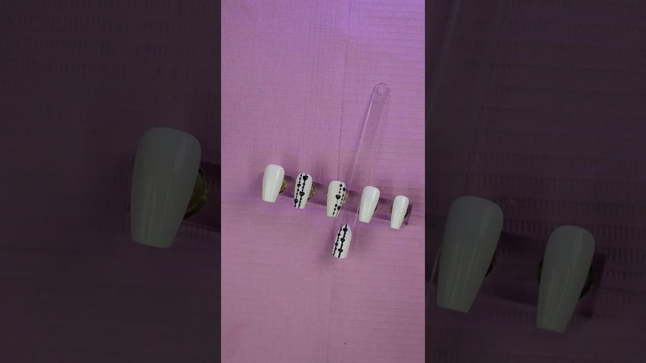 Tuto Nail-Art Saint-Valentin - Coeurs noirs et blancs