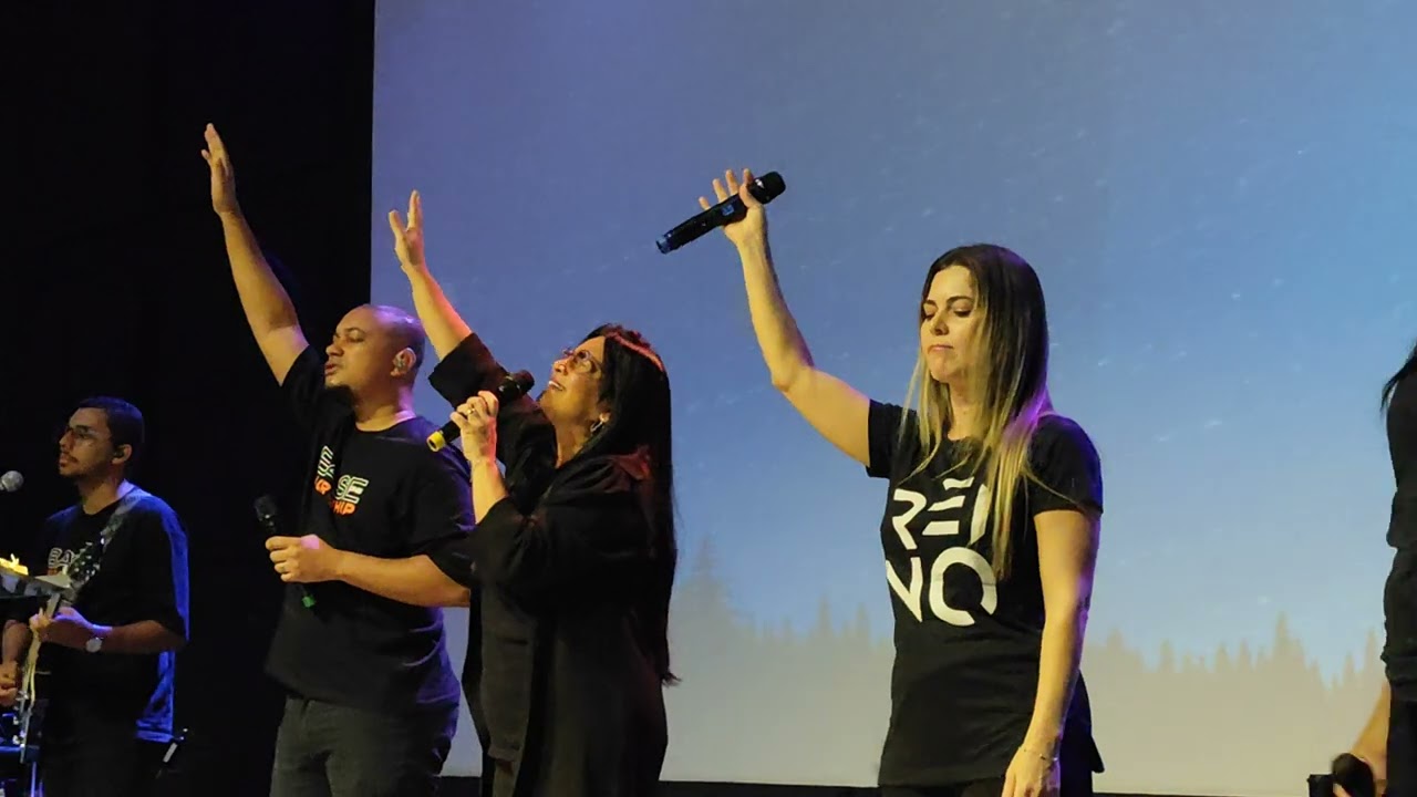 Como é bom está na casa de Deus louvando A Ele.