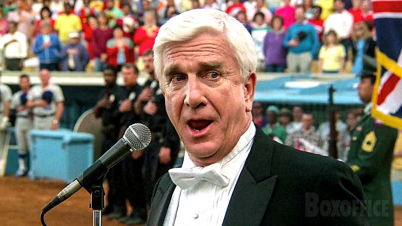 Leslie Nielsen canta l'Inno Nazionale | Una pallottola spuntata | Clip in Italiano