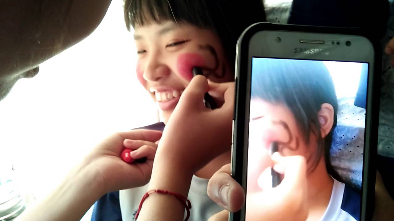 畢旅Day1 遊覽車上：遊戲懲罰 4-開心畫臉時間~ 臉部按摩的很舒服吼