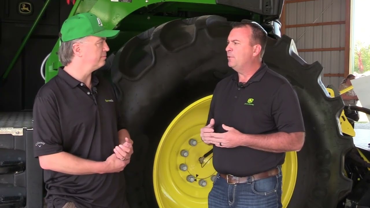 Новый кормоуборочный комбайн John Deere F8 представлен на канадской выставке Outdoor Farm Show