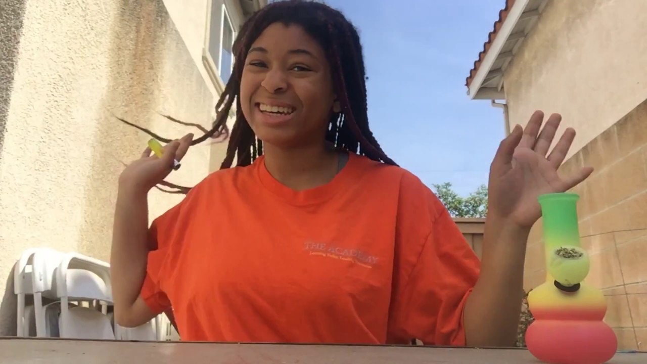 Daily High Club: Road Rasta mini bong Review