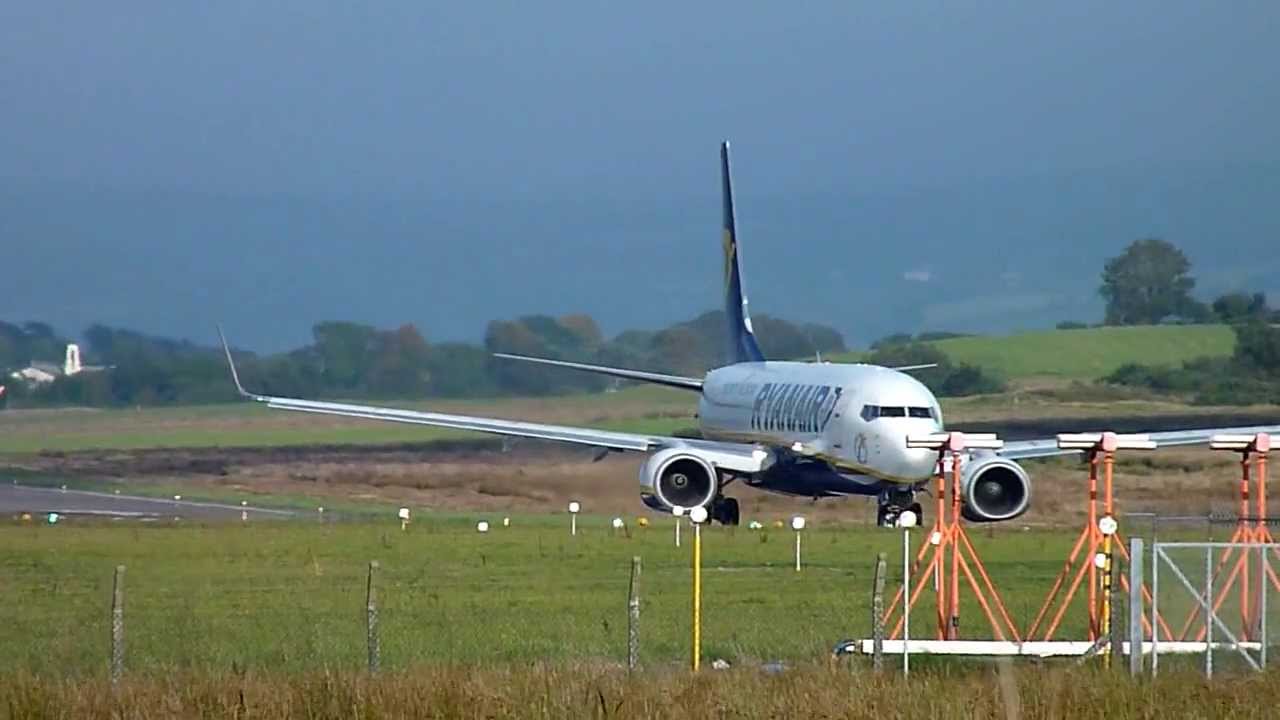 Kerry Airport, crosswind landing and takeoff of Ryanair 737