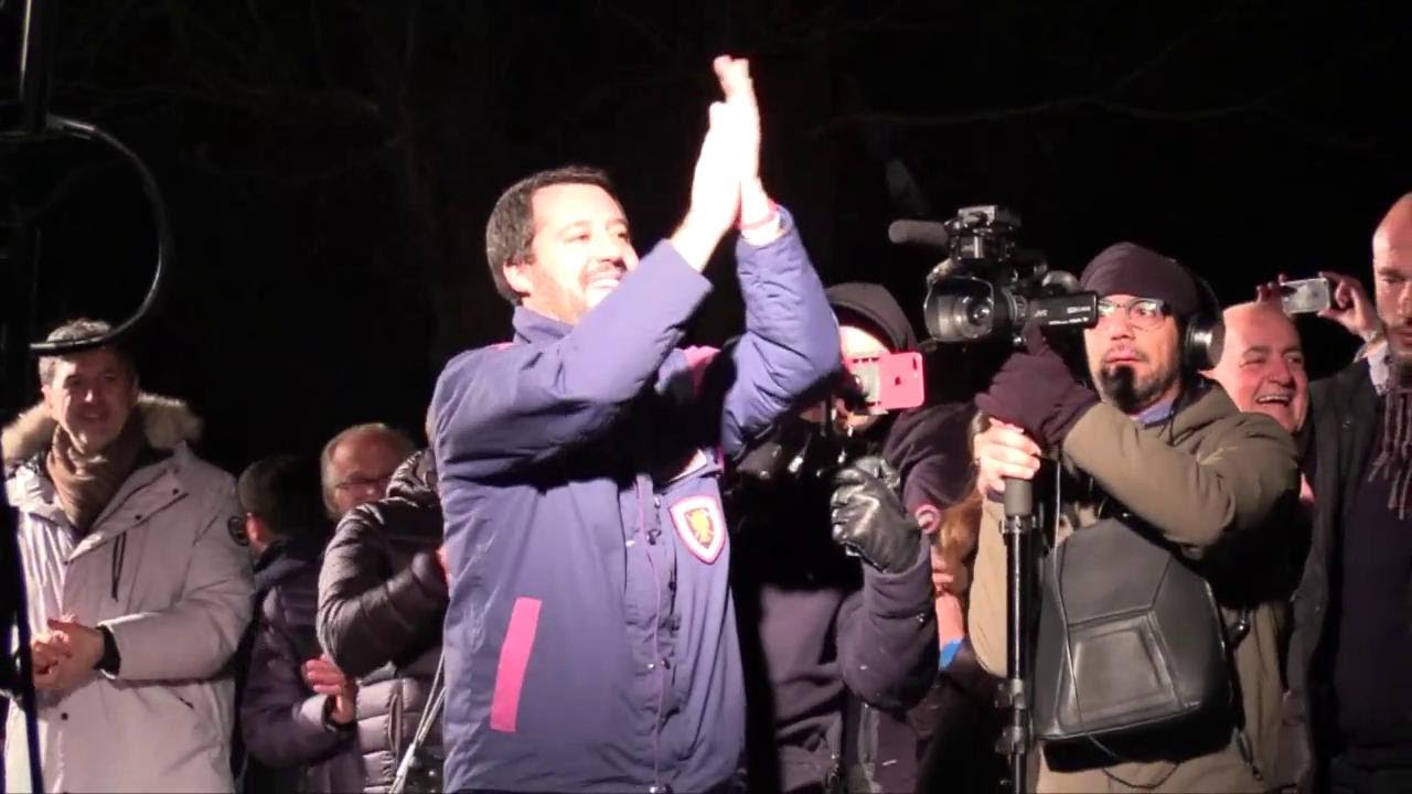 Salvini contestato a L'Aquila: 