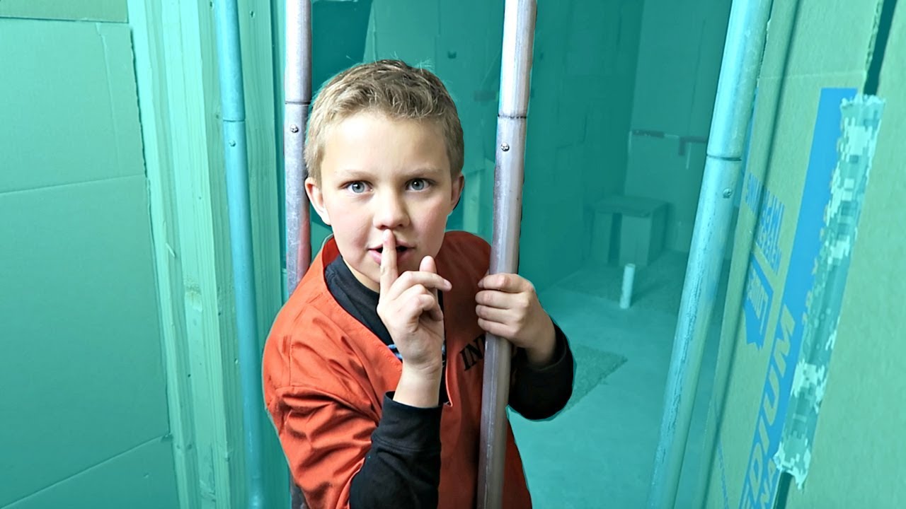 BOX FORT PRISON! Escape Room Maze