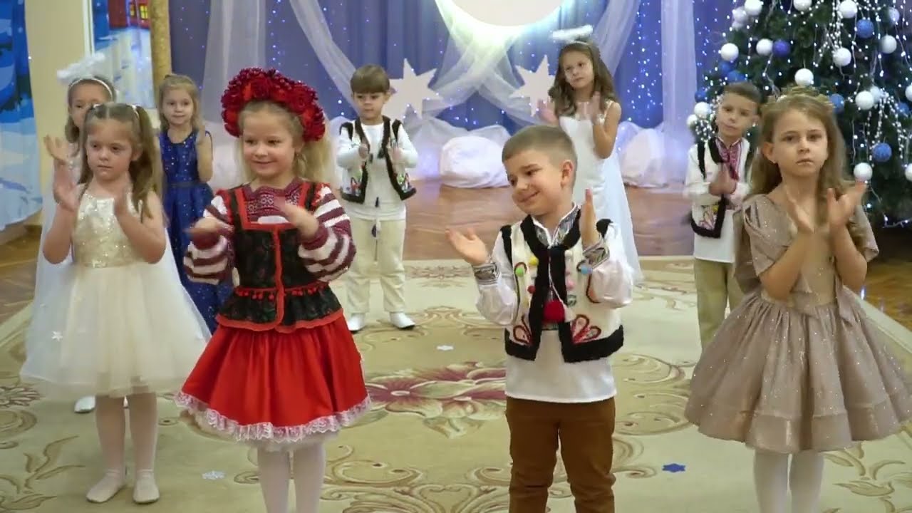 Колектив «Смерічка» ЗДО 21 з хореографічною композицією «Україна колядує». Вікова категорія 5 років.
