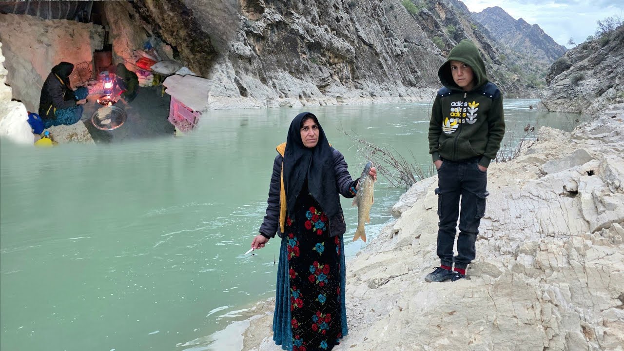 Nomadic survival in the Zagros cave 🎣| A lonely mother on a stormy night and a raging river 🌧️