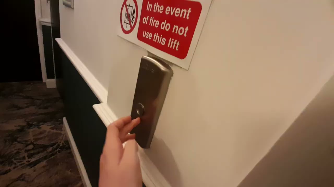 Lift At The Bromley Court Hotel [2003Otis]