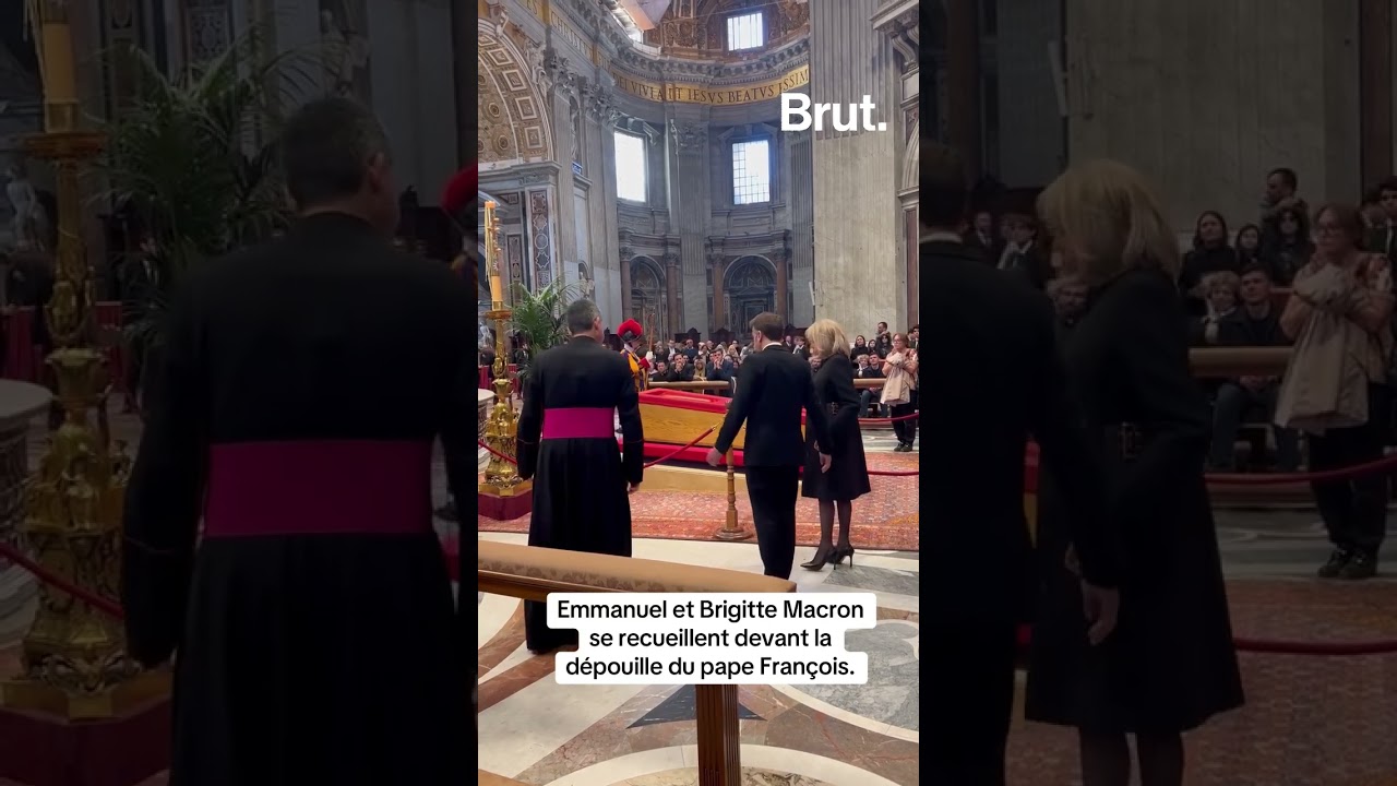 Emmanuel et Brigitte Macron se recueillent devant la d&eacute;pouille du pape Fran&ccedil;ois.