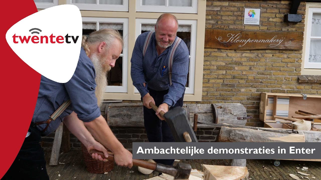 Klompenmakers boren en schaven vanachter roodwit afzetlint - Twente TV