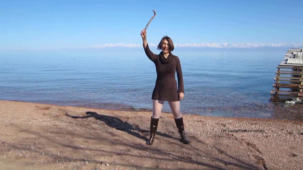 Elena - Stiefel und Fashion am Strand (fashionable boots on the beach) - #0126
