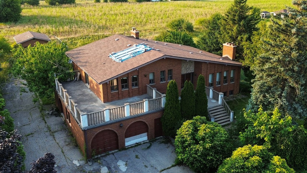 Incredible ABANDONED 1970s crime scene mansion! What happened here??