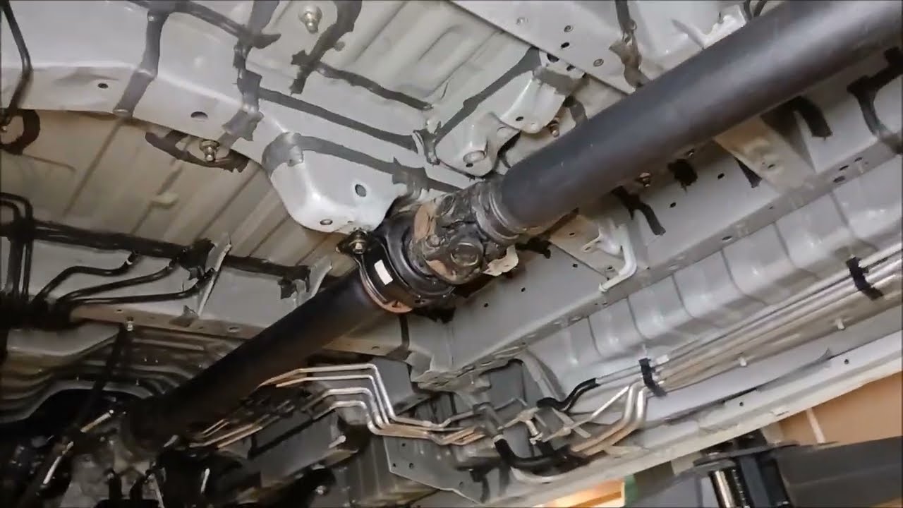 2020 Toyota Granvia V6 Premium - usuwanie smoły. Czyścimy podwozie przed zabezpieczeniem.