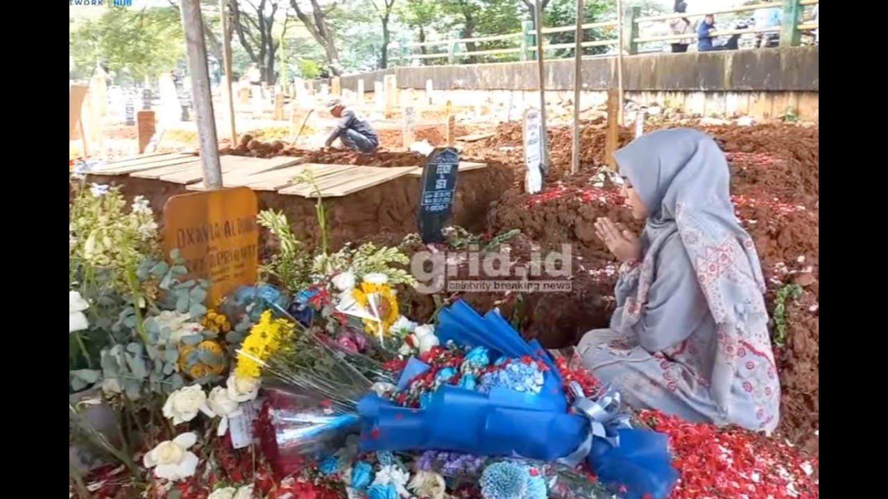 🔴 LIVE GRID.ID: Ria Ricis Ziarah ke Makam Vidi Aldiano