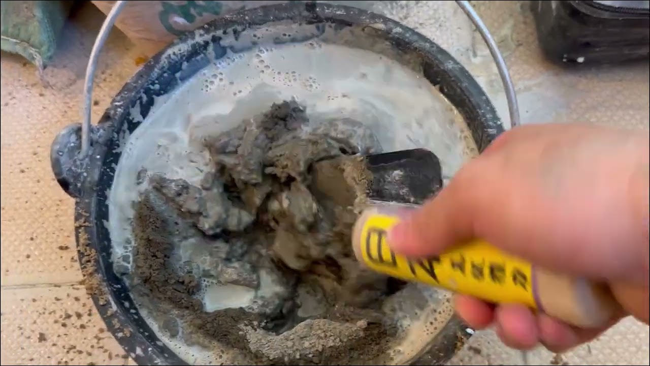 裝修日常-二十年無裝修既單位剷牆 索光油做底油 用英泥沙紋裂坑係對日後牆身最無手尾跟既方法