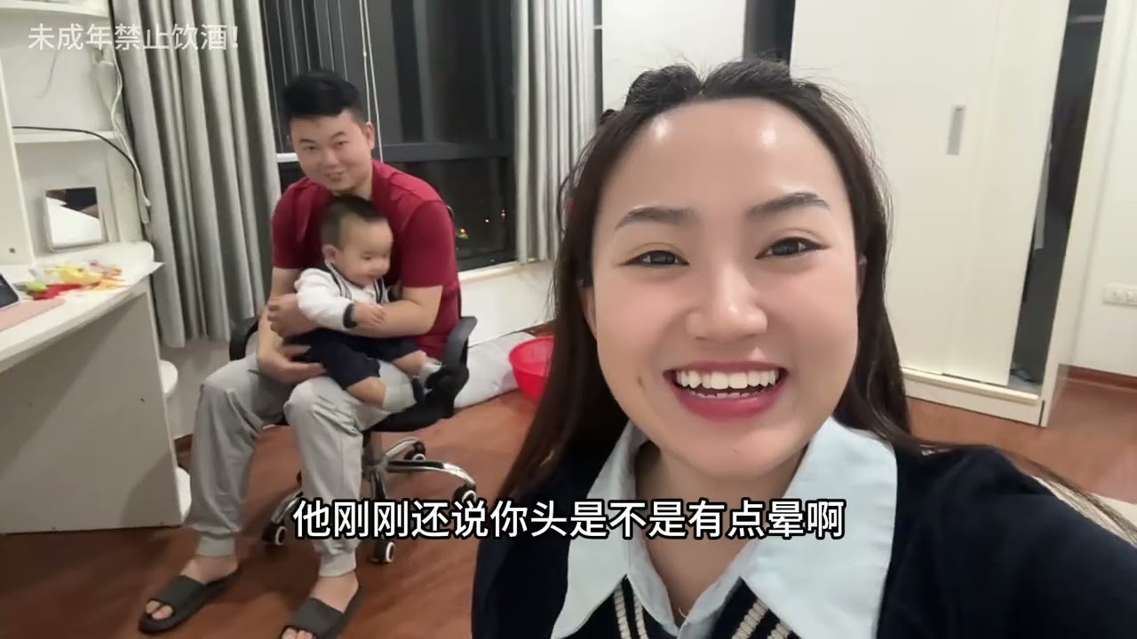 【越南媳婦阿荷】越南鄰居過年聚餐，中國酒贏麻了！丈母娘灌臘肉、包餃子準備一間團聚