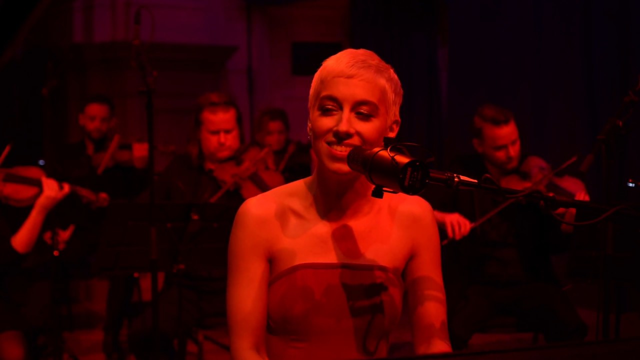 SuRie - Wake Me Up When September Ends (Live)