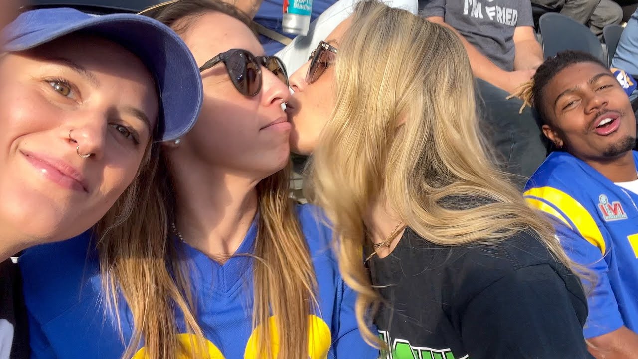 AHHH SHE KISSED ME