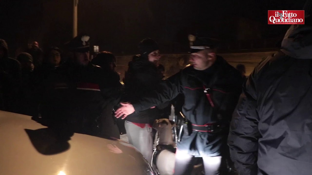 Val di Susa, arrestata la 73enne No Tav Nicoletta Dosio: i militanti bloccano l'auto dei carabinieri