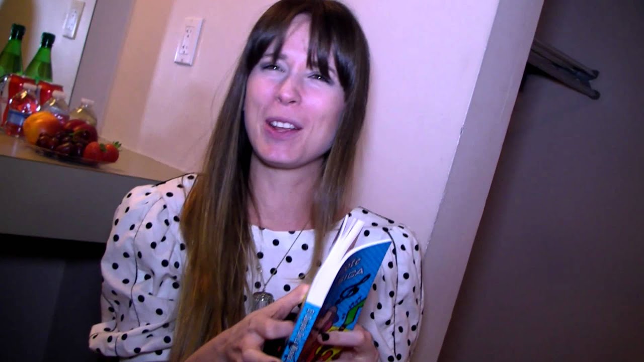 Pamela Rodriguez saluda al Quijote de la Musica, de Kike Posada
