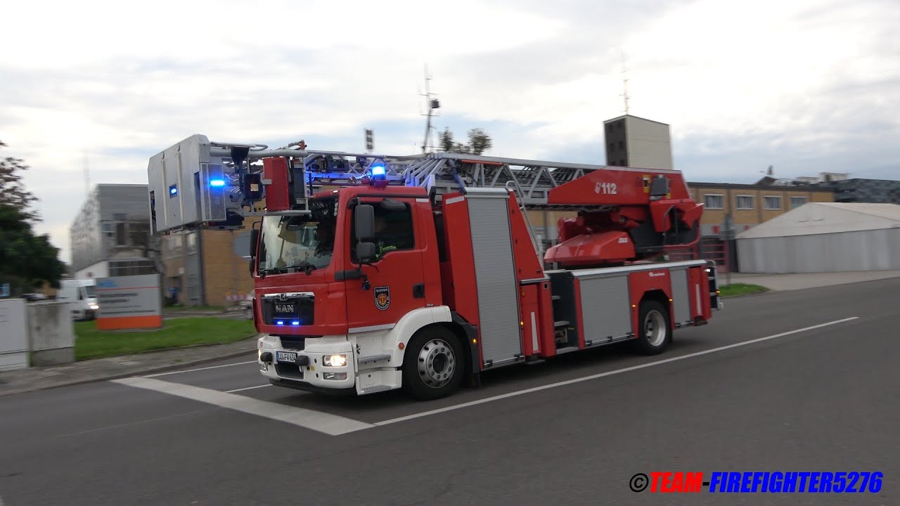 Berufsfeuerwehr, Werkfeuerwehr BASF, Polizei und DRK auf Alarmfahrt in Ludwigshafen