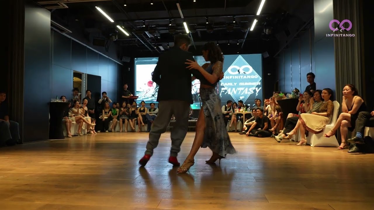 Majo & Rodrigo 3/3 - Siga el Corso / Singer Francis Andreu