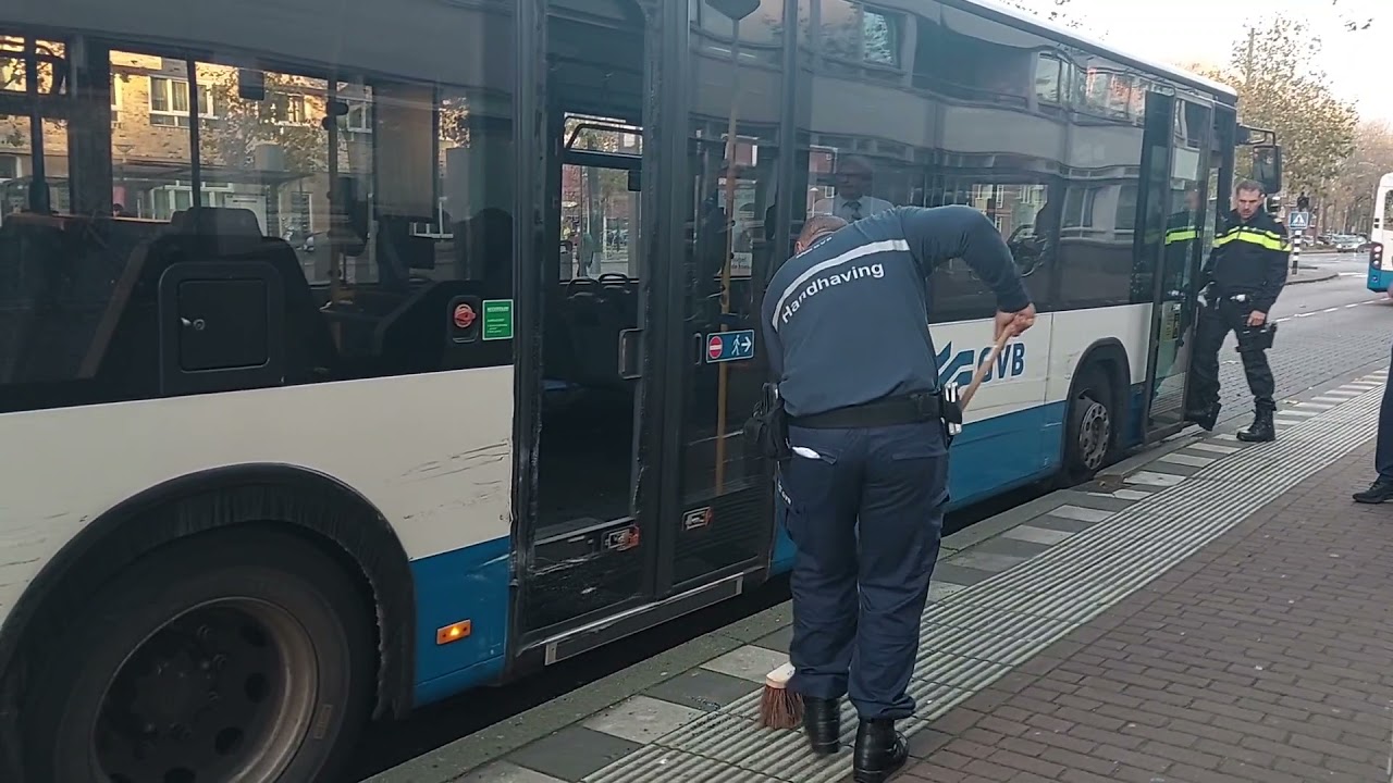 BOA doet zijn werk ! GVB bus vernield door verwarde persoon Amsterdam  Oost ! Indischebuurt