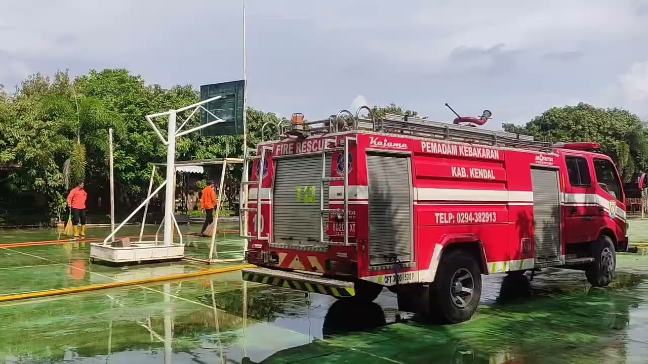 DAMKAR KENDAL BERGERAK TANGANI BANJIR