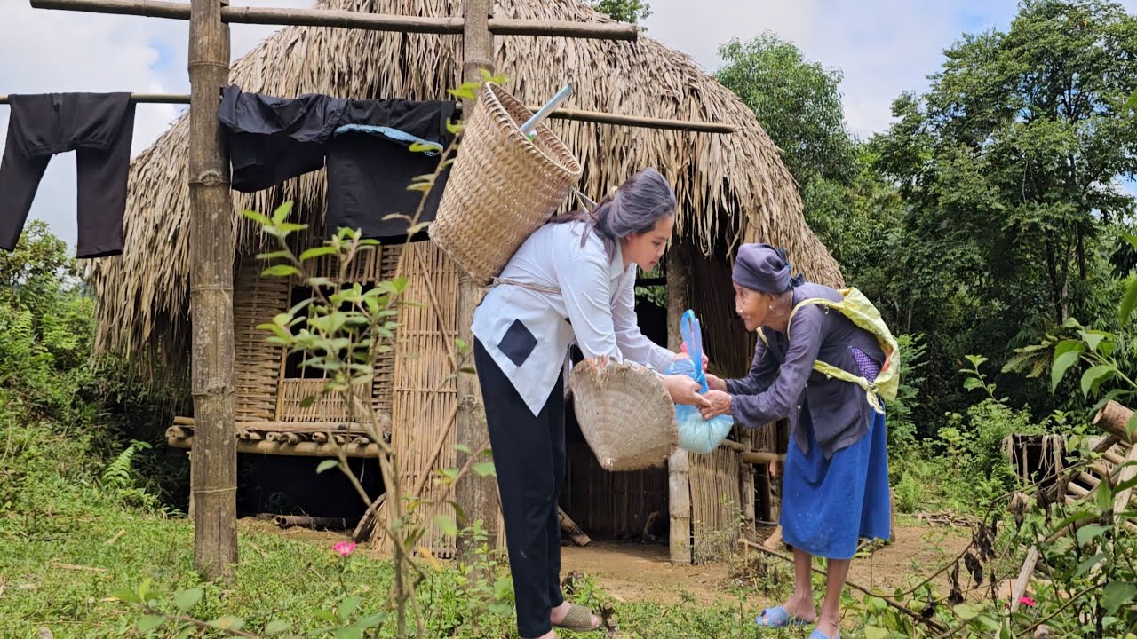 Full Video | Homeless girl and poor old woman overcome difficulties in life together.