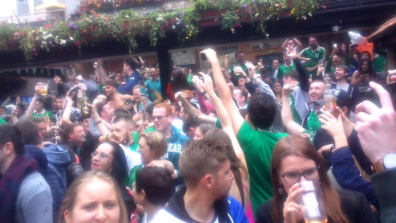 Irish fans celebrate Robbie Brady's goal in Dublin. France vs Ireland 0-1 (Euro 2016)