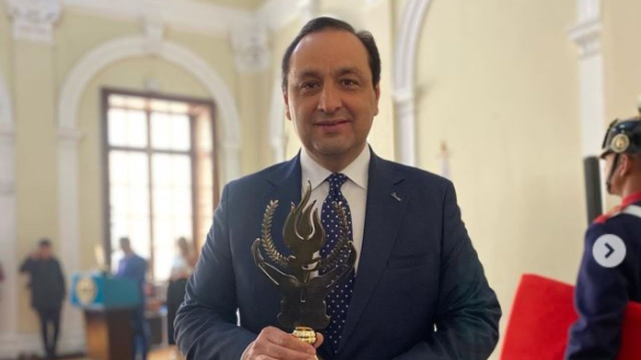 Otorgan el premio Orgullo Colombia al presentador de Noticias Caracol Jorge Alfredo Vargas