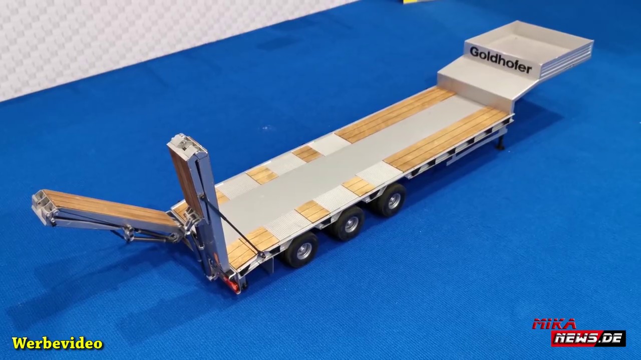 Carson zeigt den 1:14 Goldhofer BAU STN L3 Silber auf der Spielwarenmesse 2020 in Nürnberg