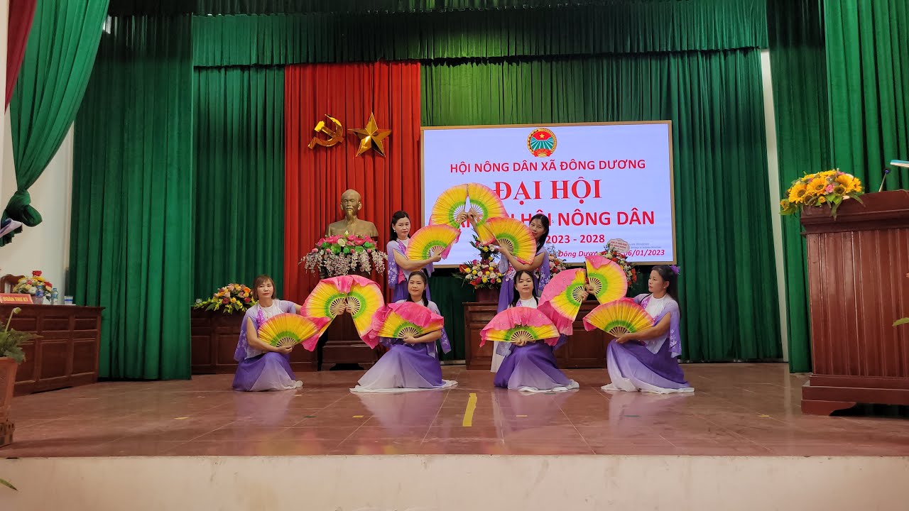 Múa  hồn quê do chi hội nông dân thôn Thượng đạt biểu diễn