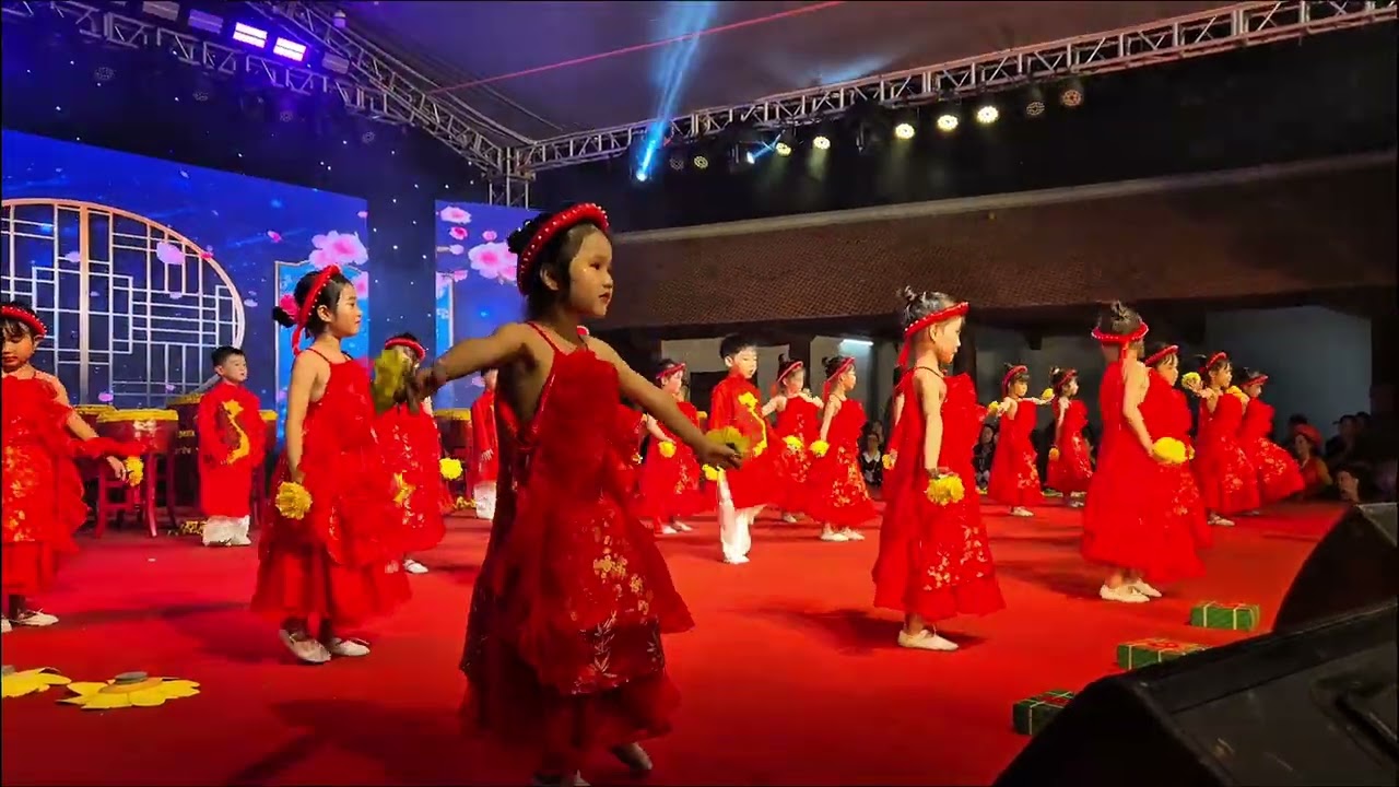 Bạn Nam Sơn đi biểu diễn tại hội làng Hà Vỹ xuân Bính Ngọ 2026