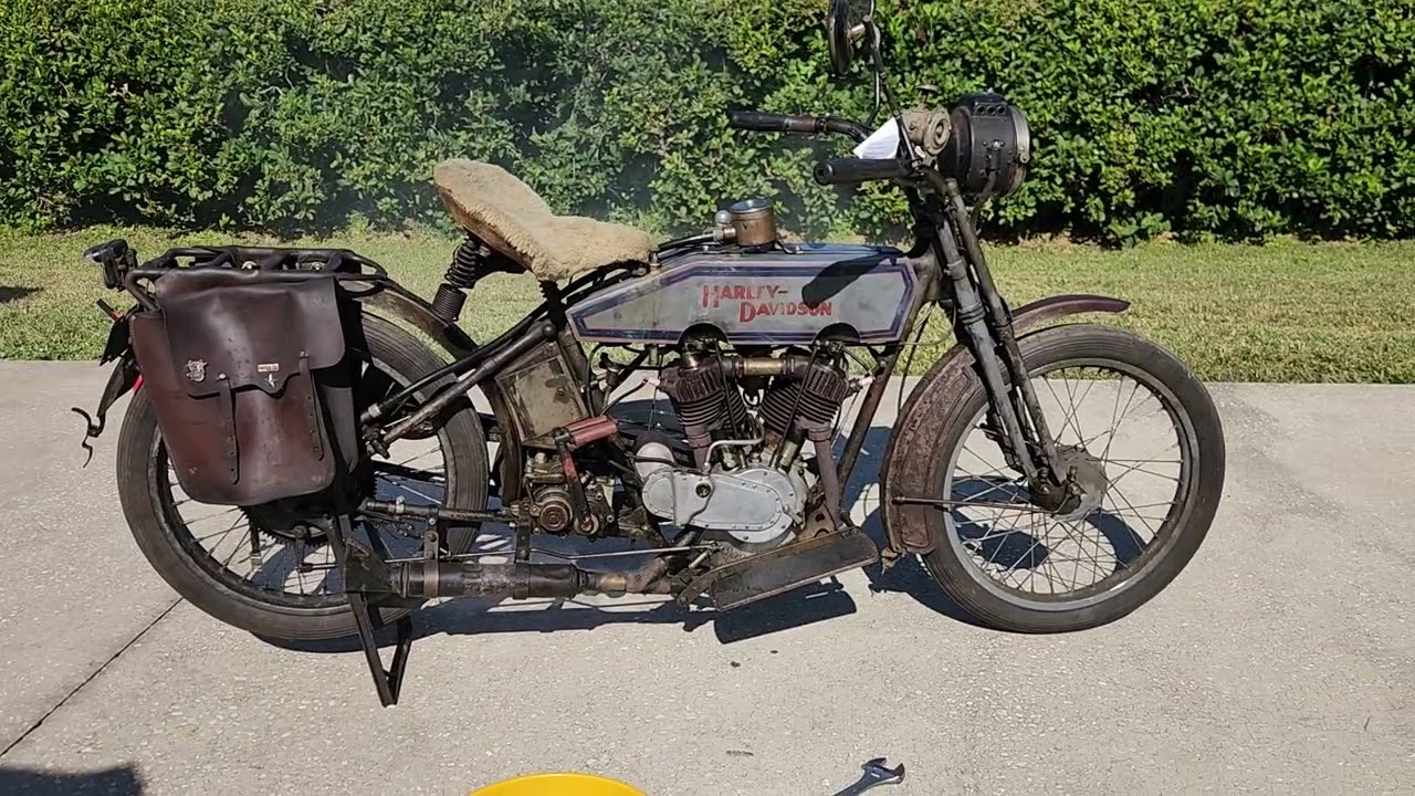 Антикварный мотоцикл Harley Cannonball V-twin 1915 года выпуска впервые завелся после более чем 1...