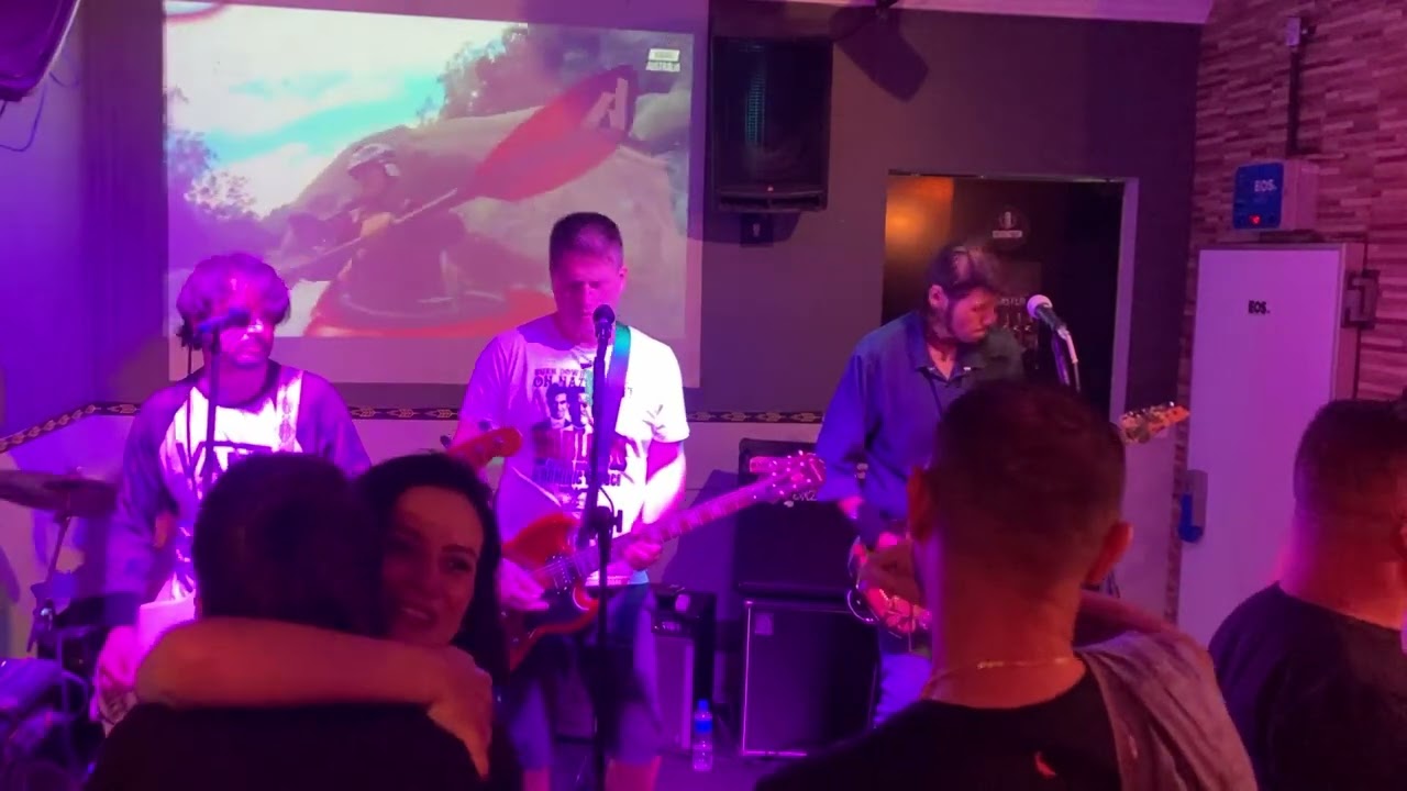 Gorlamis - Gold on the Ceiling (Ao Vivo no Bar do Veloso)