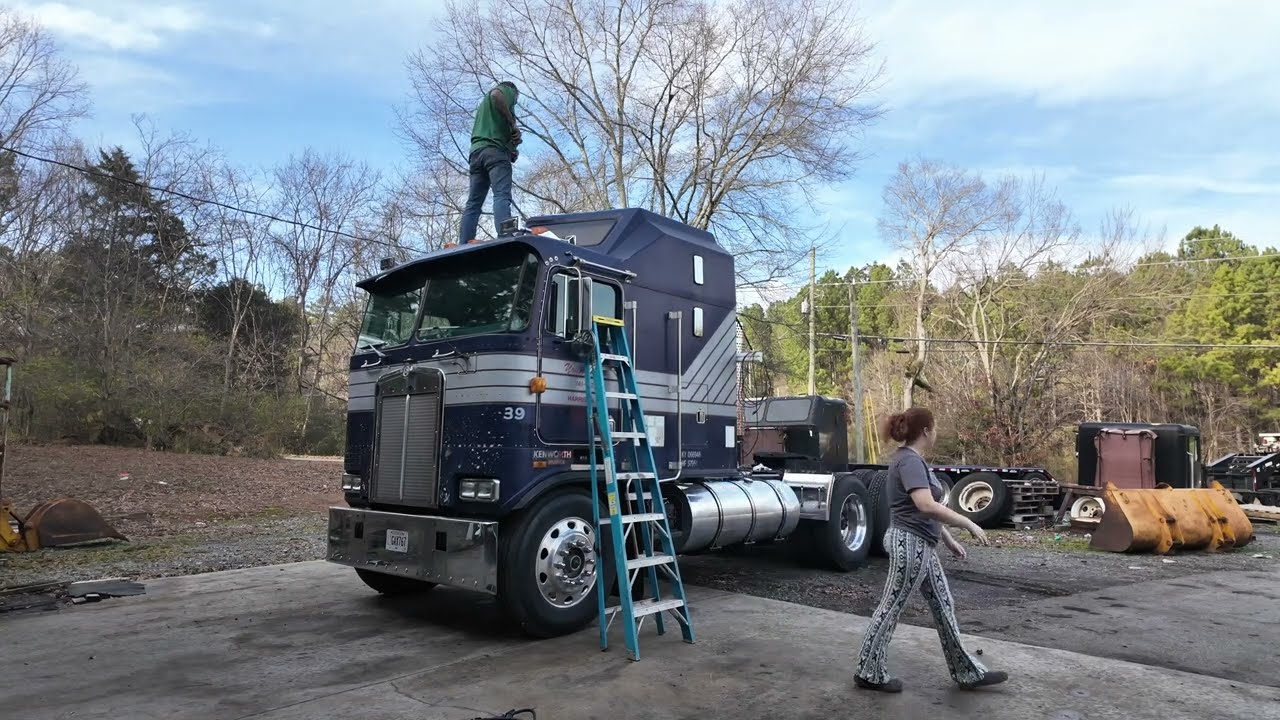 Kenworth K100E Aerodyne, Marla Outside and Paiting Some Parts