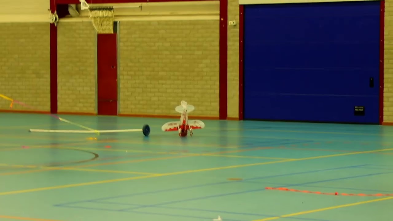 Indoorvliegen sporthal Trasselt Hoogeveen deel 3